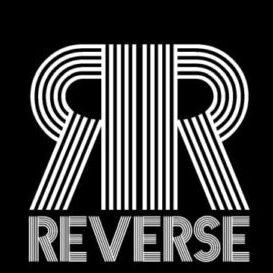 Schwarz-weiße Grafik mit den Buchstaben "RR" und dem Wort "REVERSE" in stilisierten, gestreiften Schriftzügen.