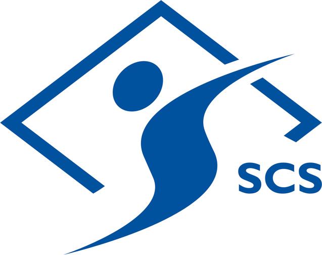 Blaues Logo mit einer stilisierten Person und einem Hausrahmen, daneben die Buchstaben „SCS“.